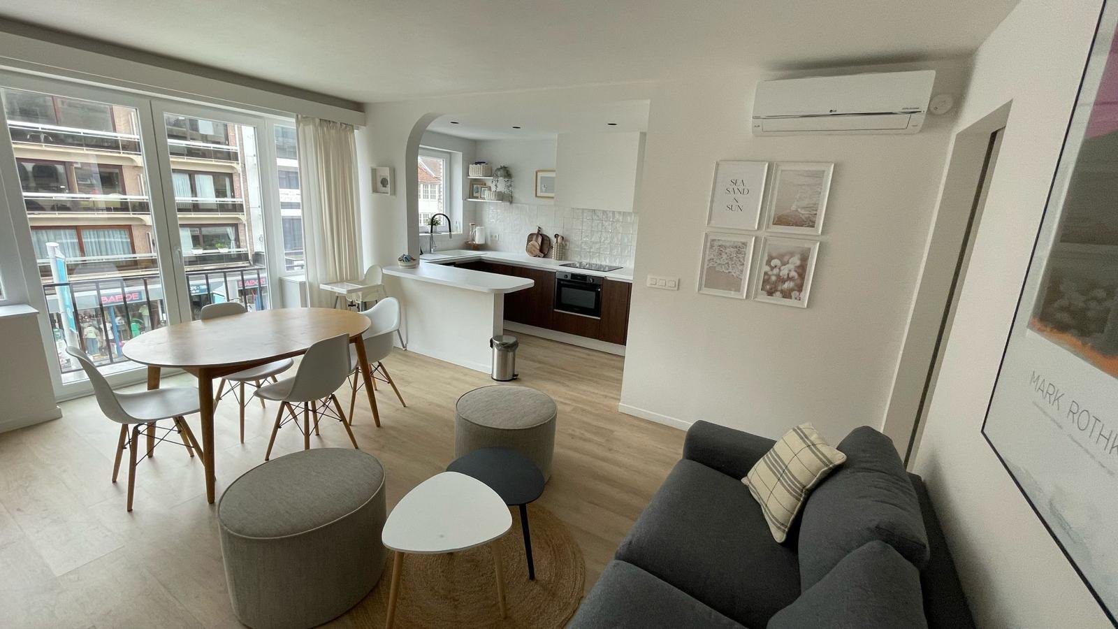 Séjour spacieux + canapé-lit